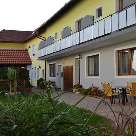 Weingut & Gaestehaus Dombi Weiss Podersdorf am See Zewnętrze zdjęcie