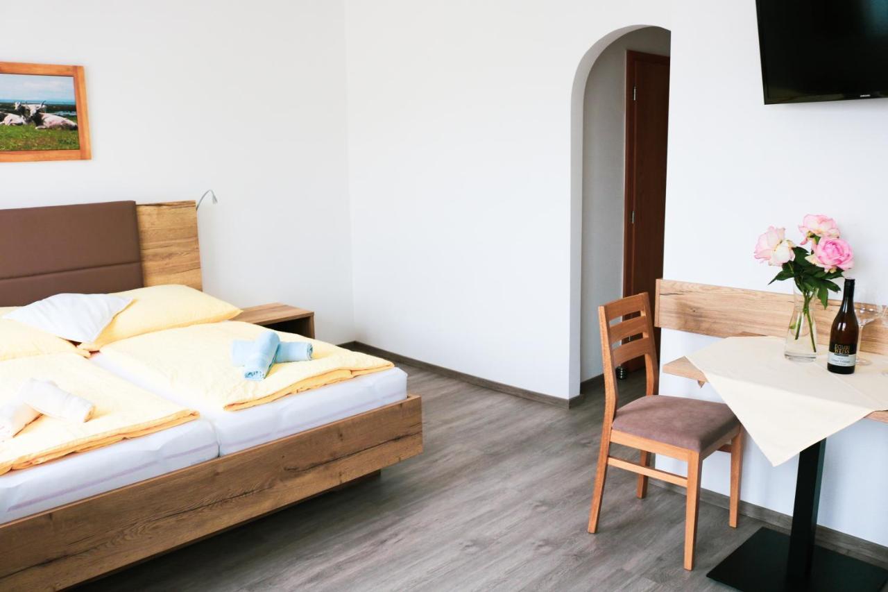 Weingut & Gaestehaus Dombi Weiss Podersdorf am See Zewnętrze zdjęcie